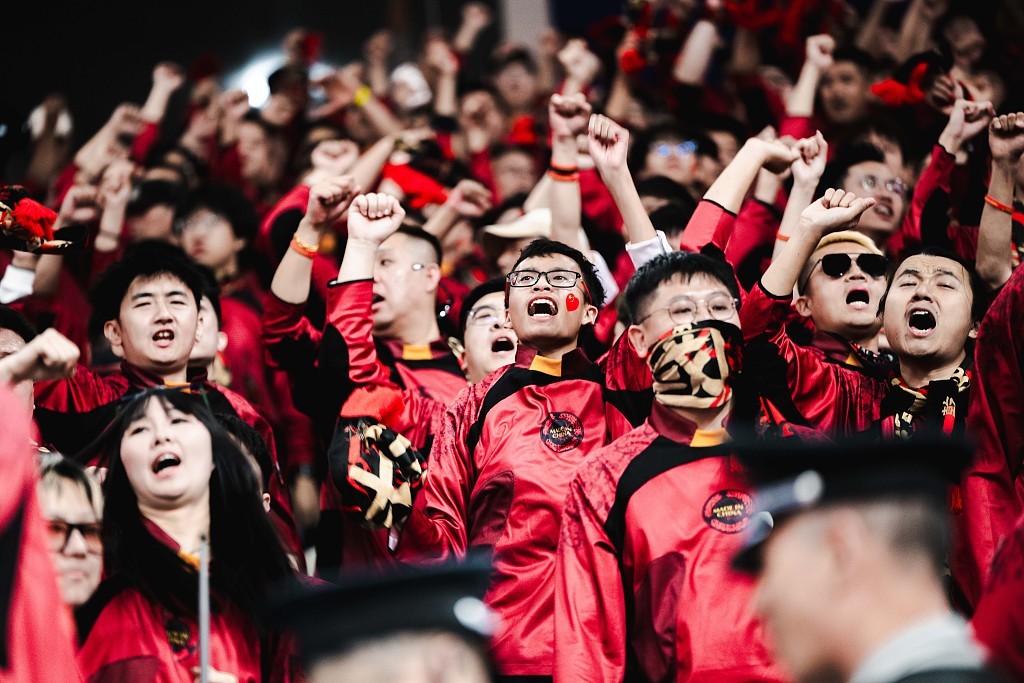 关于观众席上国旗飘扬，球迷热情洋溢的信息