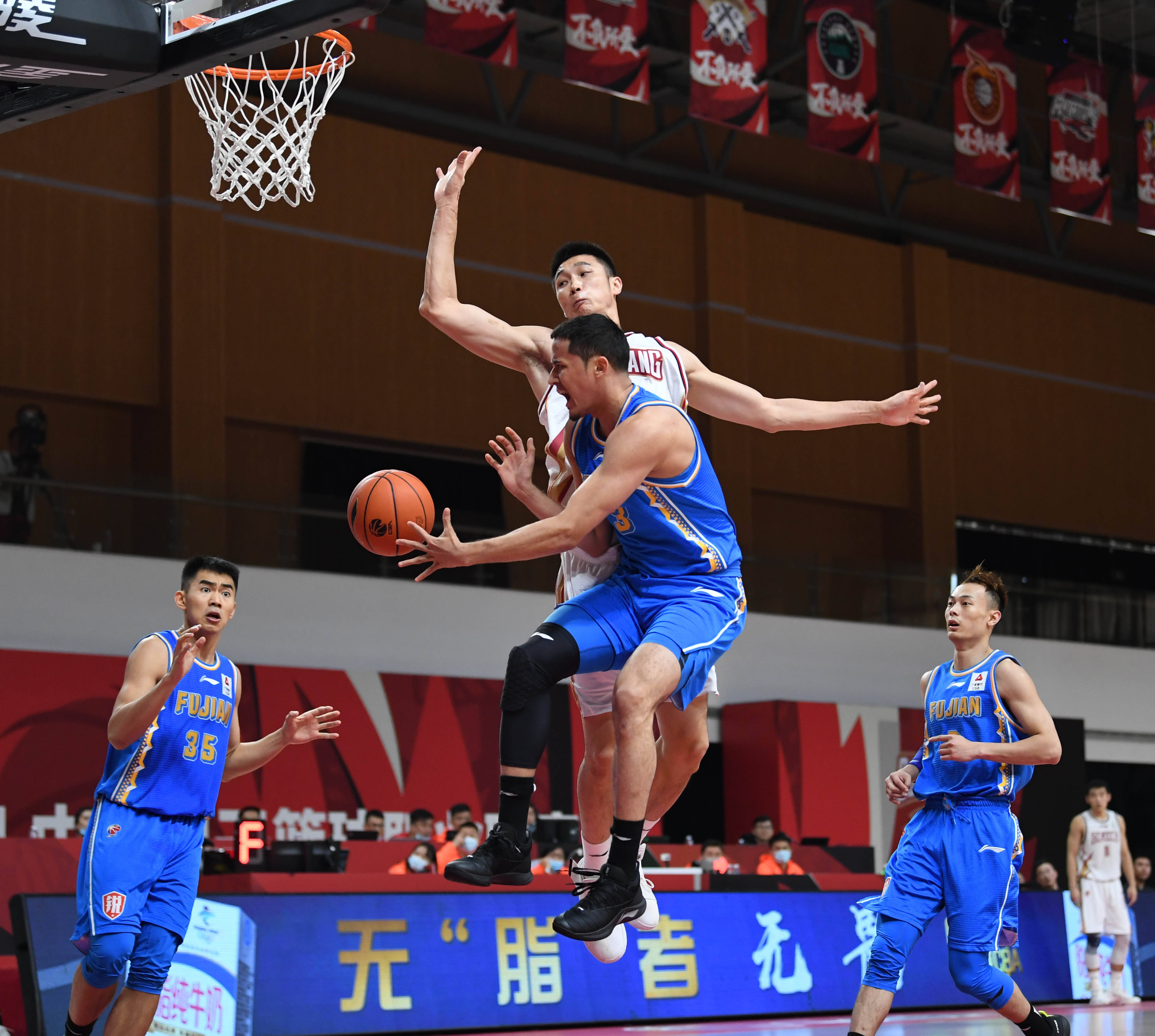 福建男篮击败湖北男篮，豪取胜利
