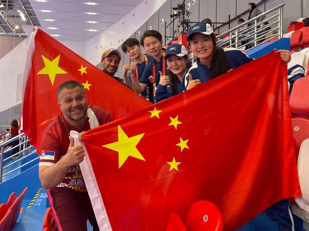 女足比赛激烈对抗，选手斗志昂扬